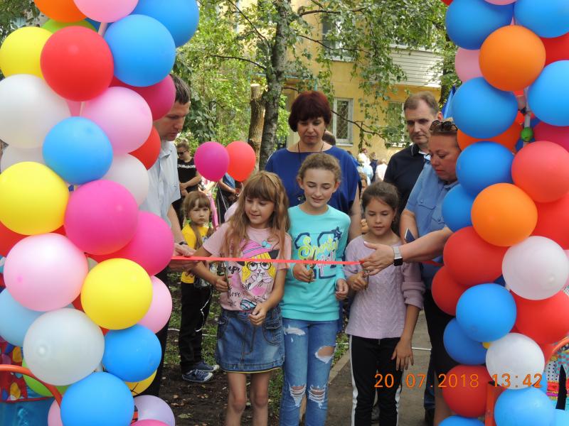 Детская площадка по программе Губернатора появилась в Большевике